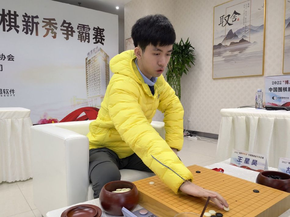 郭磊一听这话，顿时吓得魂飞魄散，脱口喊道：叶先生饶命啊叶先生。